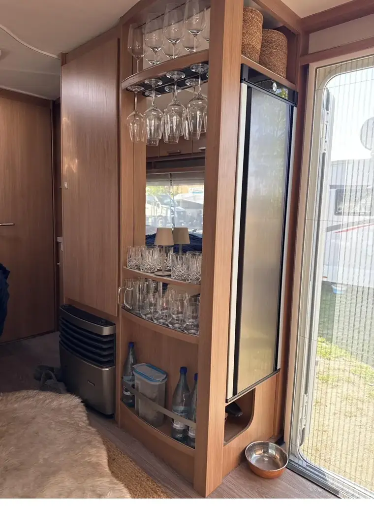 Regal mit Gläsern im Fendt